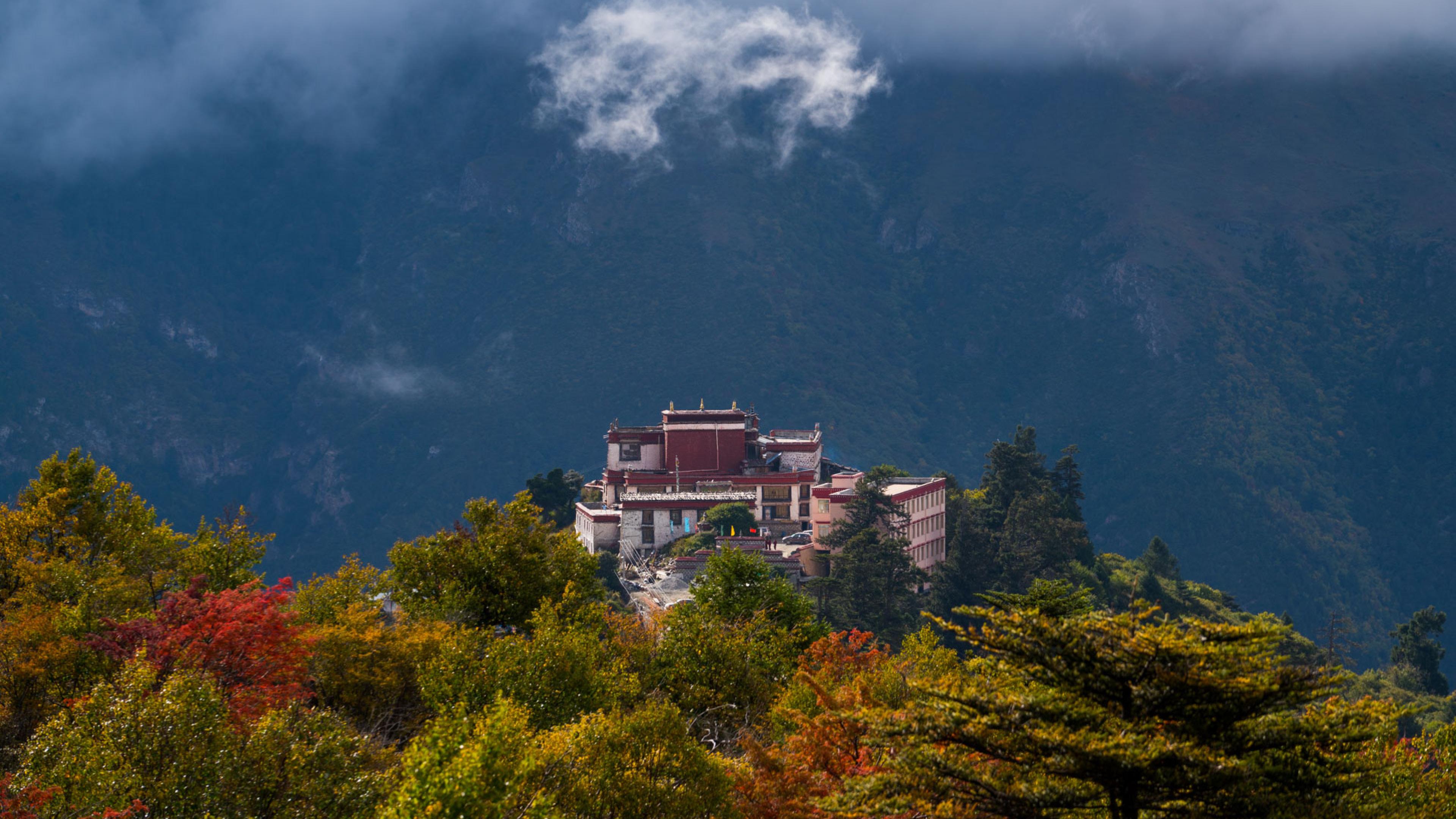 山南洛扎县深山环绕中的卡久寺,也是赵老师最念念不忘的秘境.