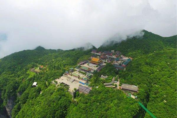 航拍中的天门山寺,青藏高原的原唱——李娜,曾在这里修过法.