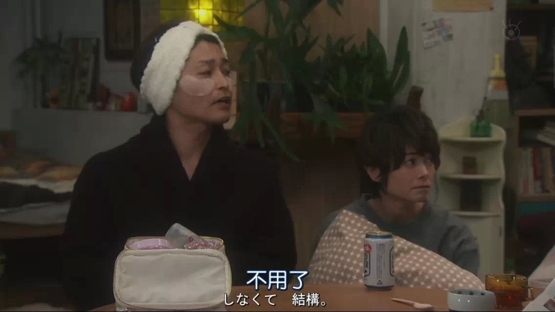 一位女性经常和男性打闹、被人占便宜从来不生