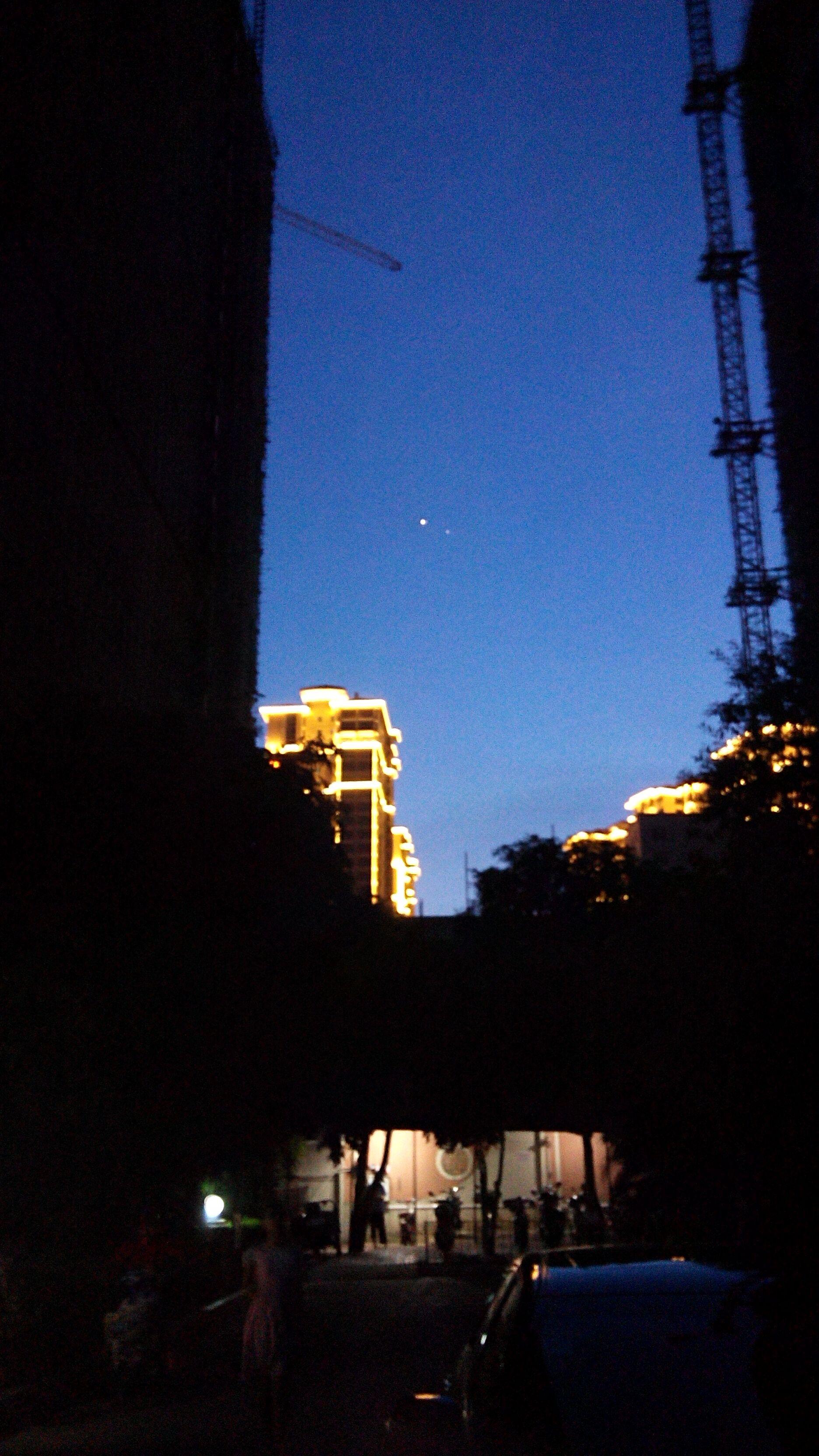 夏天晚上八点多西南方向那颗很亮的星星是什么星体?