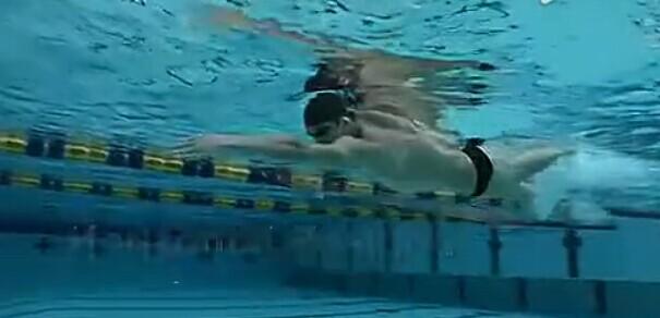 爱好游泳,自由泳自学了一两年还是没有办法做