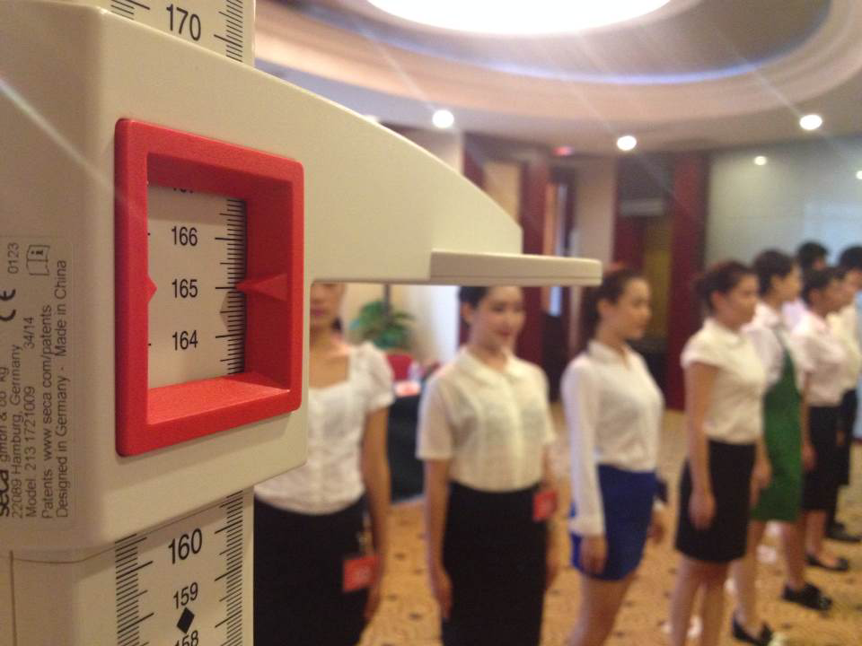 航空公司<em>空乘</em>招聘 体检时<em>为何</em>压低<em>身高要求</em>的