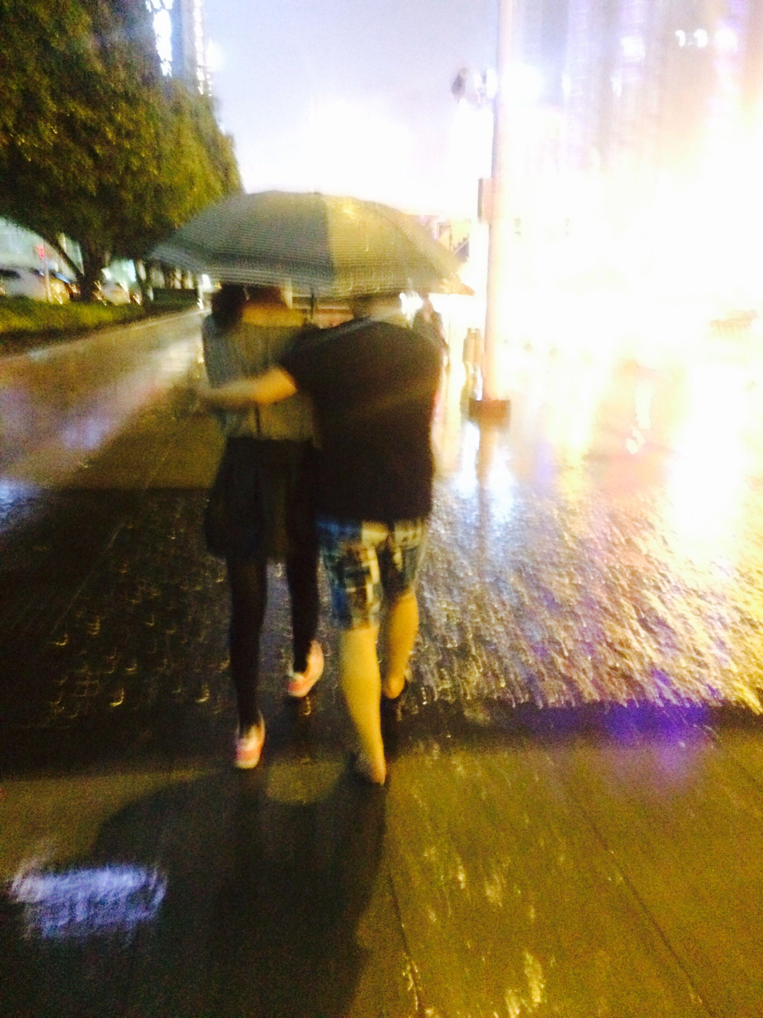 下雨天一个人撑伞不会被淋湿