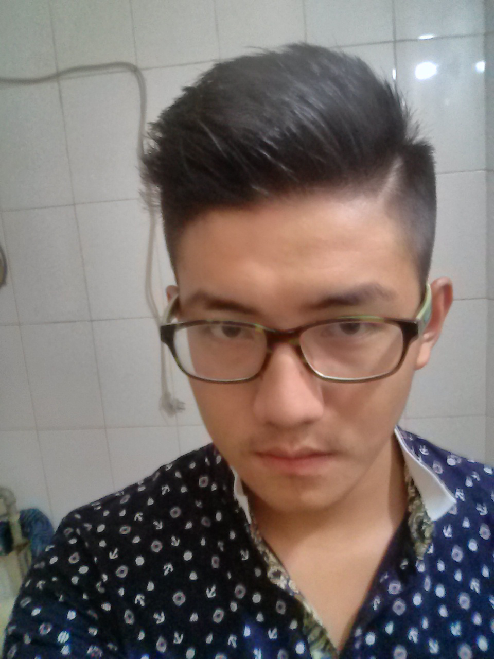 腿粗。皮肤略黑。求个新发型,本人<em>头发硬</em>正面