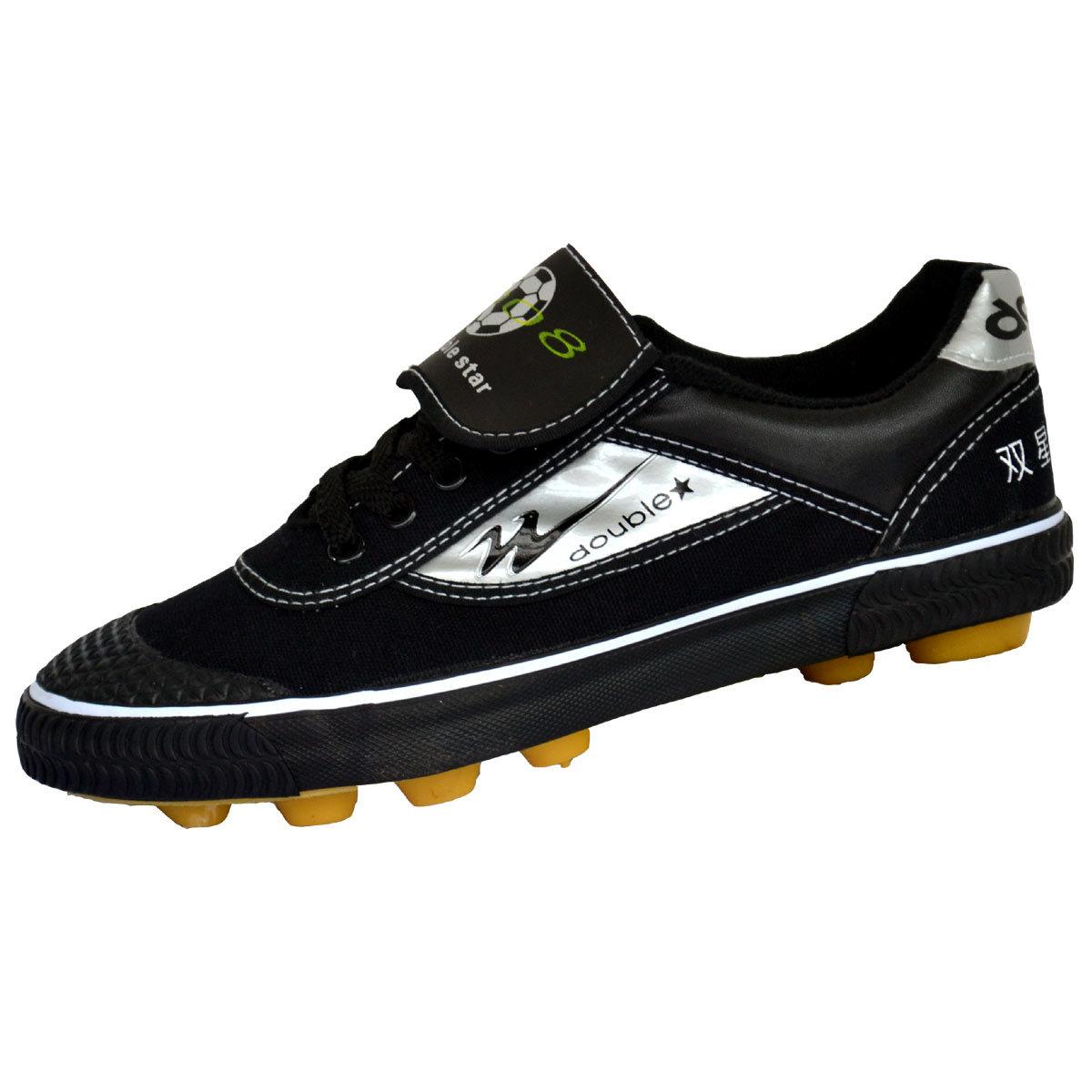 板油路踢球穿什么鞋好?