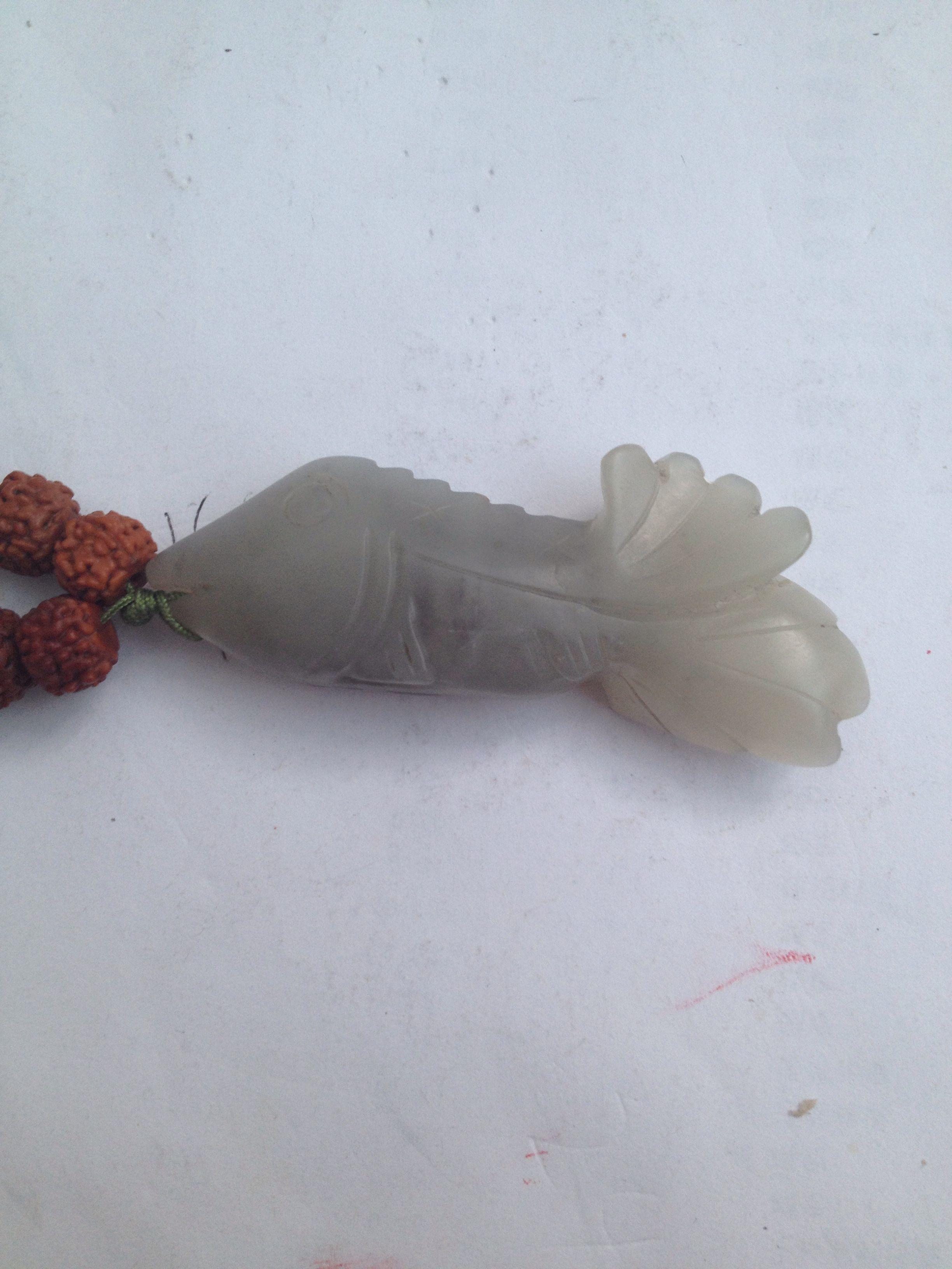 求大神帮忙看一下我这个玉鱼是不是真玉,如果