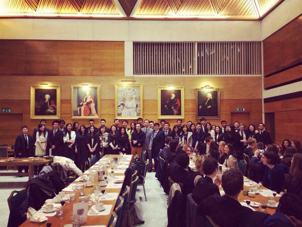 在剑桥大学和牛津大学等知名高校吃正餐(form