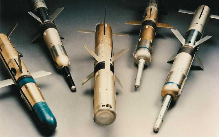 现代各种武器装备的最初基本款和最新改进款差距有多少呢?