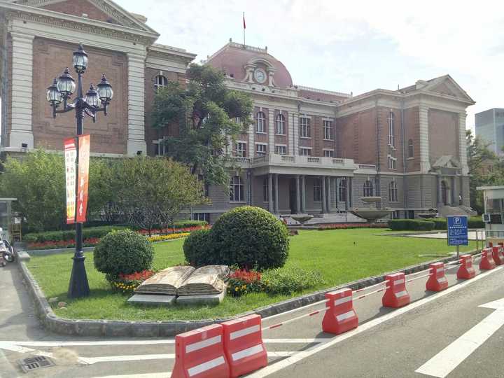 上边那个就是天津二十中,从小白楼出来就是,我第一次看到这就震惊了