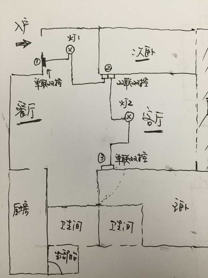 躺床上可以在床头把灯关了,见下图: 最后再画个三控的电路图吧