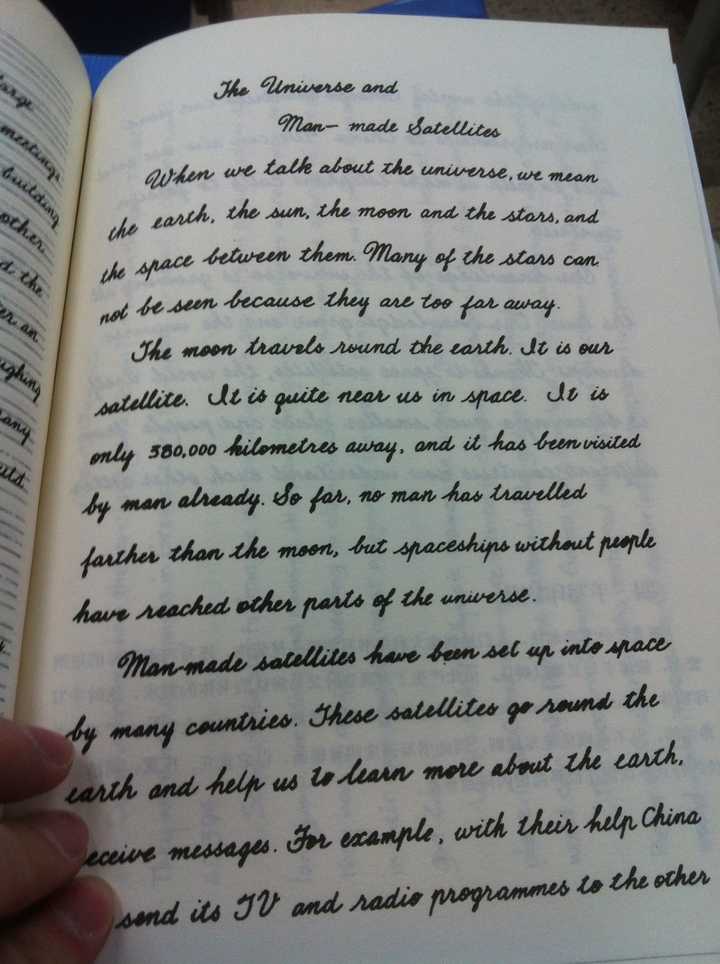 单词的每个字母都是连起来写的,需要一些基本笔画的训练,我至今书写i