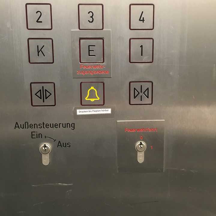 发生火灾时不能乘坐电梯但有些电梯又叫消防电梯矛盾吗