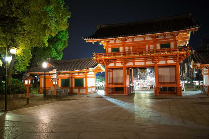 (八坂神社西门夜景)