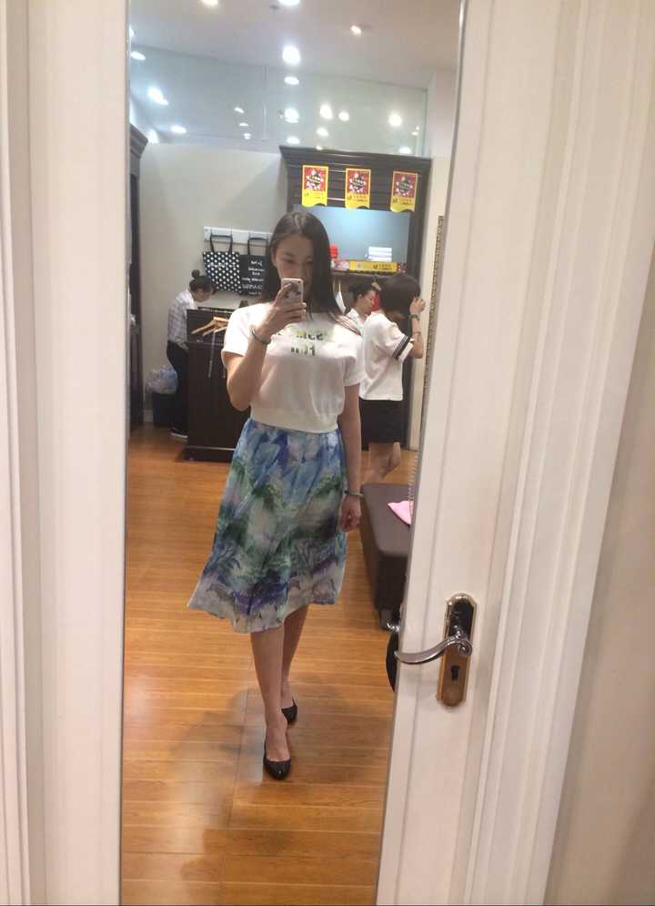 165女生130斤图片,160130斤的女生图片 长得高165以上或者170及以上且上围宽广d及d以上的女生是不是特别少是