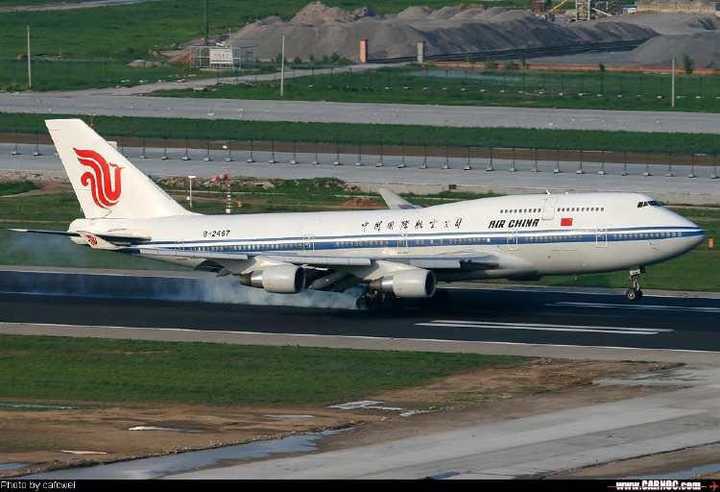 这架波音747-400的发动机外观怎么和其它飞机不同?