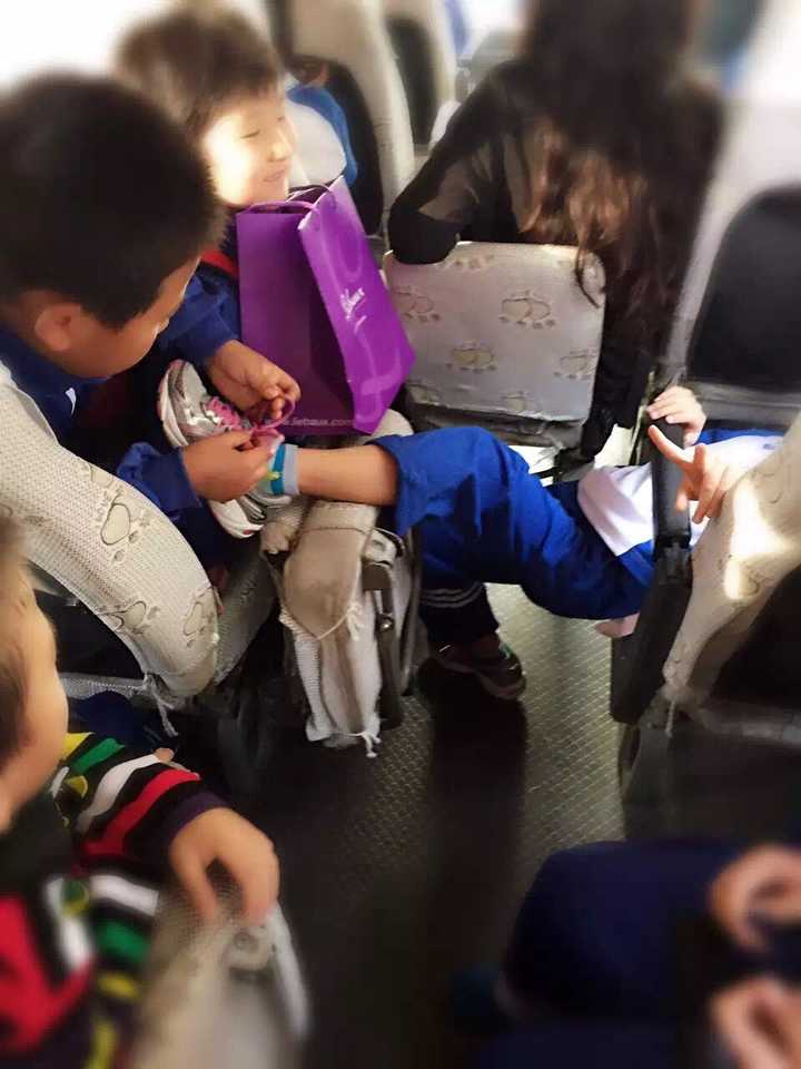 他们两个挤成一堆儿搂在一起往外看风景; 我还发现小女孩鞋带