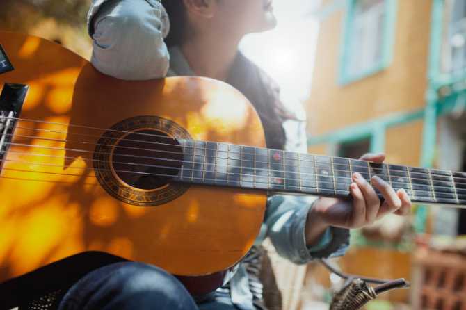 作为一个会弹吉他的女生是什么体验?