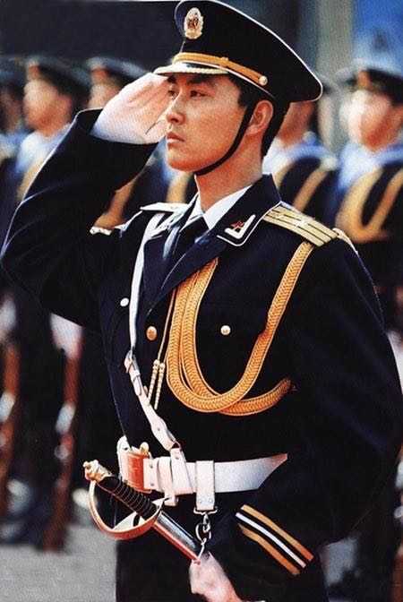 颜值很高的军人是什么样的?
