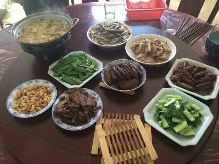 找到了两张自己圆桌吃饭的图片