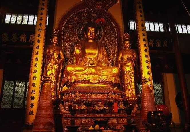 上海玉佛寺,供奉了释迦牟尼佛,药师佛,阿弥陀佛