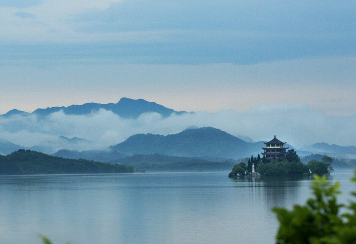 城东湖和城西湖拥抱着霍邱县城