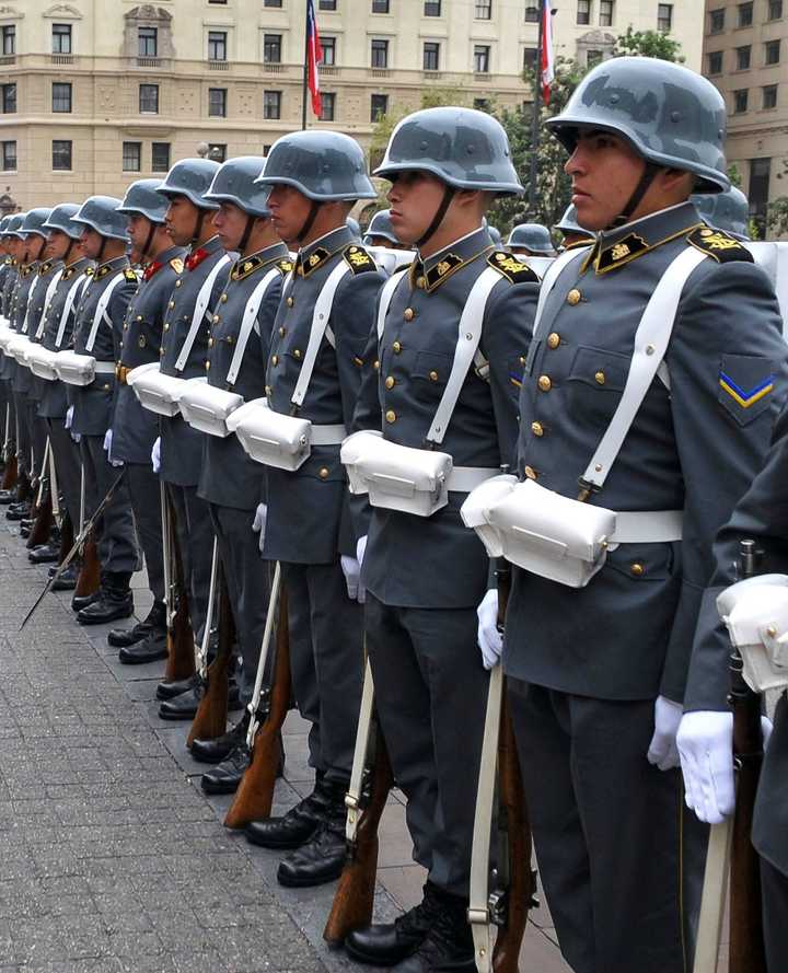 为什么智利军队军服特别像德国纳粹?