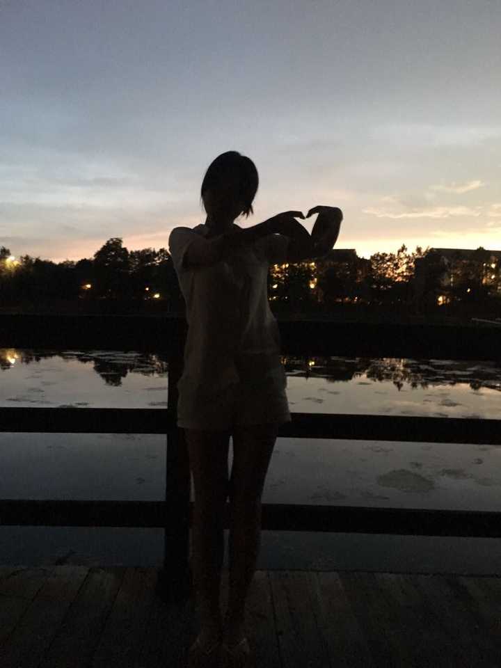 一个人看海(说起来还有渊源,路上遇到的小伙伴,拍的背影,图片用蓝牙传