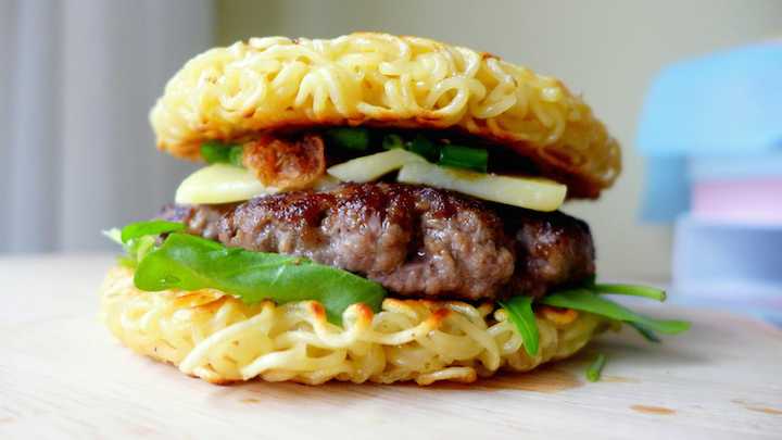 夹什么肉,做成几层,都不是老美的concern,只要有绞肉饼就是burger!
