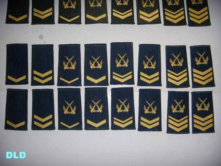 海军,前面说过,07海空军的领章和套肩,颜色很难区分.