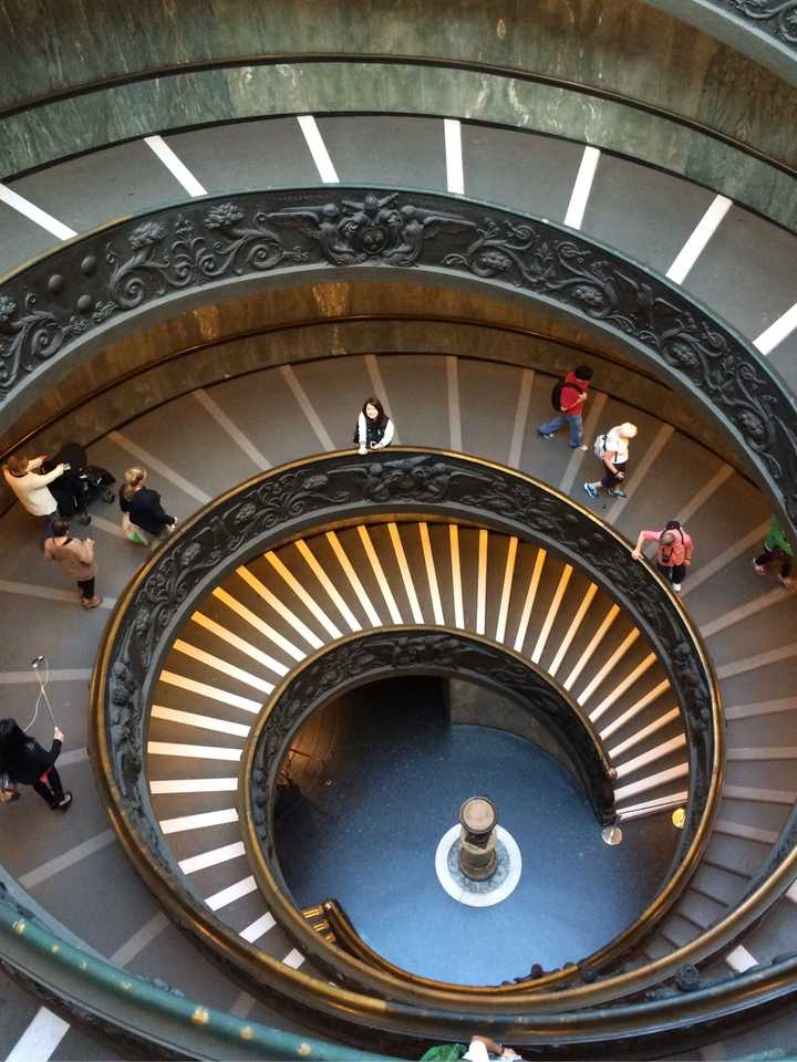 3,梵蒂冈博物馆 出口的旋转楼梯