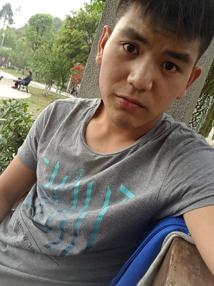 那天的自拍看起来有明显的锁骨了,不过还能明显得看见肚子上面的肉