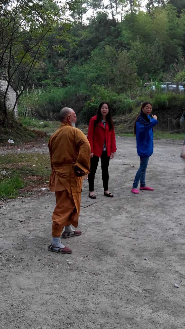 怎么看待浙江天台山慈恩寺举行的短期出家