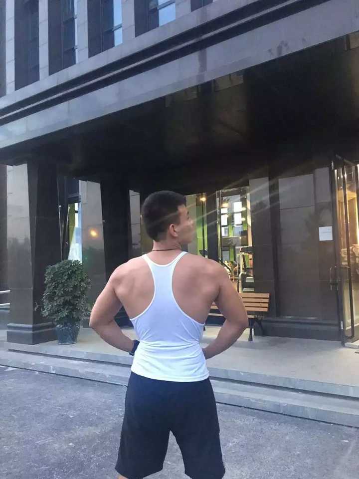 我的功能性老师 肌肉男 从他朋友圈扣的照片 正脸不放了 免得太多人