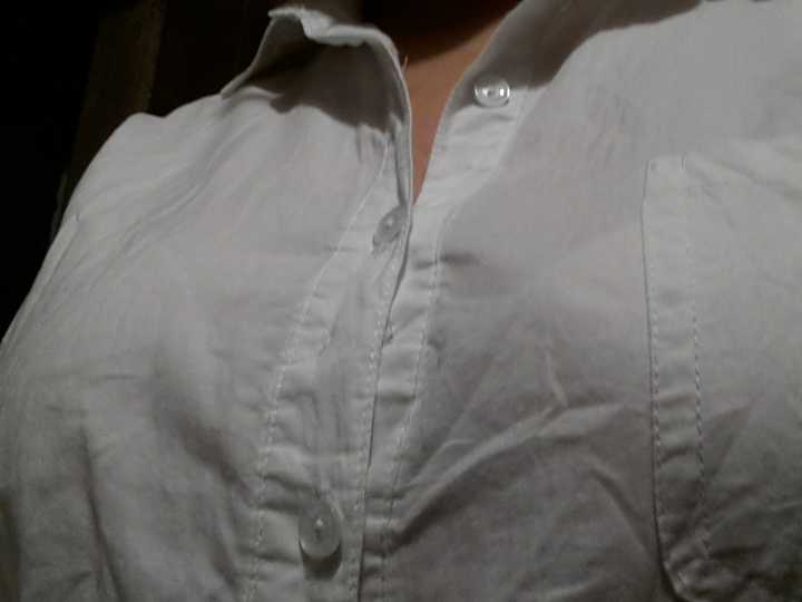 女生如何解决衬衫胸前扣子撑开的缝隙