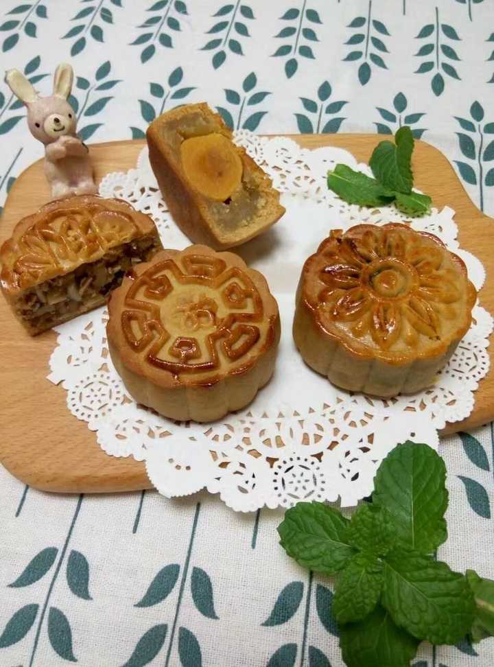 只限朋友圈,价格是很低的一个月饼只赚两块钱,虽然心疼麻麻忙活半天又