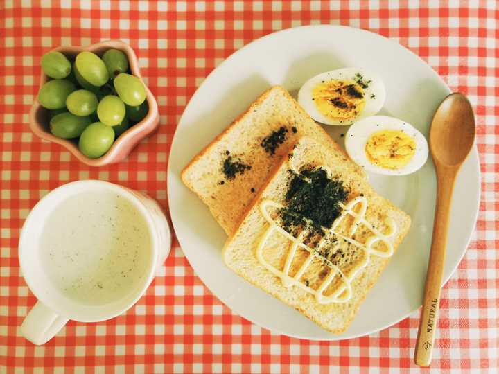 烤面包 鸡蛋 牛奶 水果