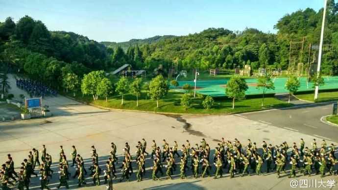 印象中坐着学校校车大巴一个小时抵达崇州78098部队(这个网上可以查到