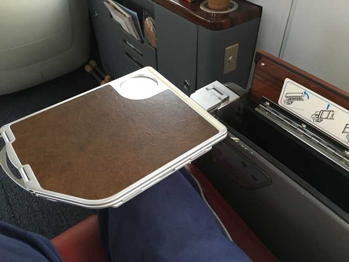 右侧为小桌板右侧为小桌右侧为小桌板,类似于某些飞机头等舱的模式.