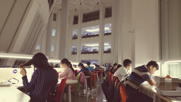 上海大学图书馆如何?