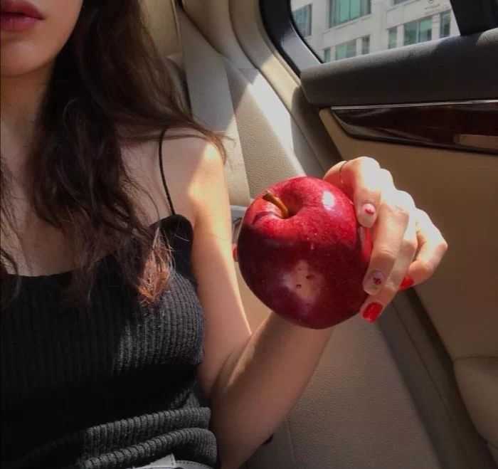 你有没有收集吊带锁骨半身女生头像图片啊,类似这样的