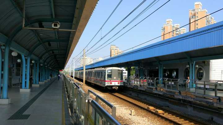 路站 其中莲花路站一侧铁路一侧地铁线路 上海地铁11号线昌吉东路站 1