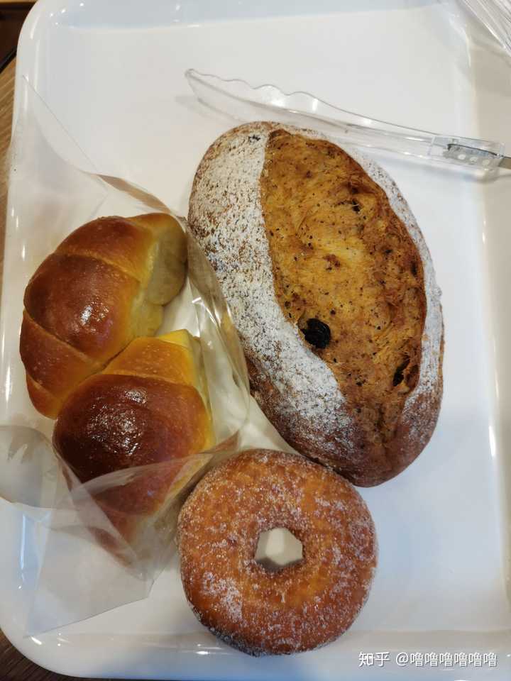 早餐:去85℃买了面包 吃了一个凯撒大帝,一个牛角包,剩下的留到明天