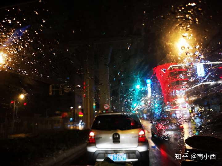 等车的雨夜