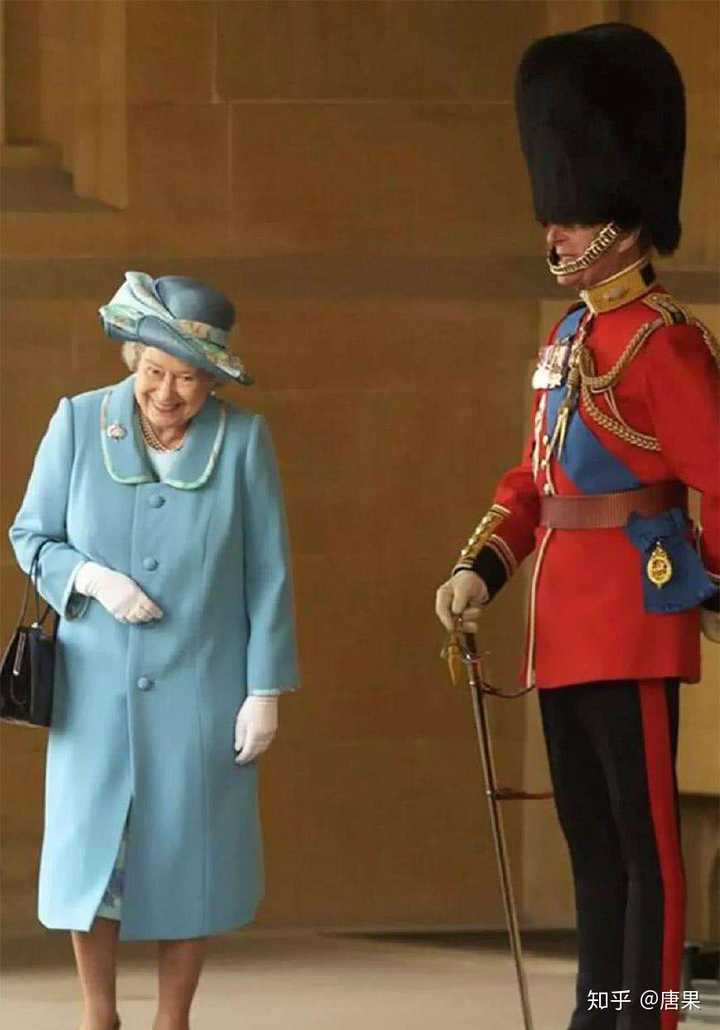 九十六岁的菲利普亲王给九十二岁女王站岗,女王偷笑像个孩子一样.