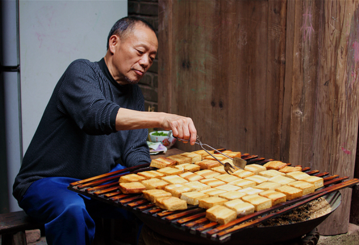 中山古镇美食"烟熏豆腐"