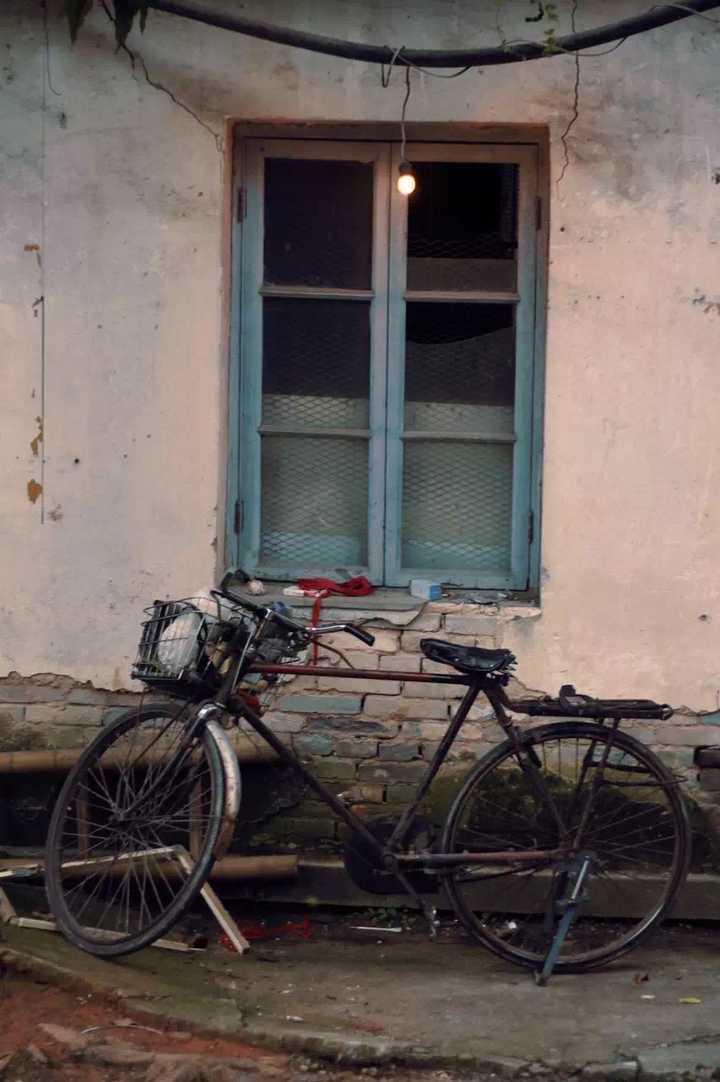 老城区破旧的自行车
