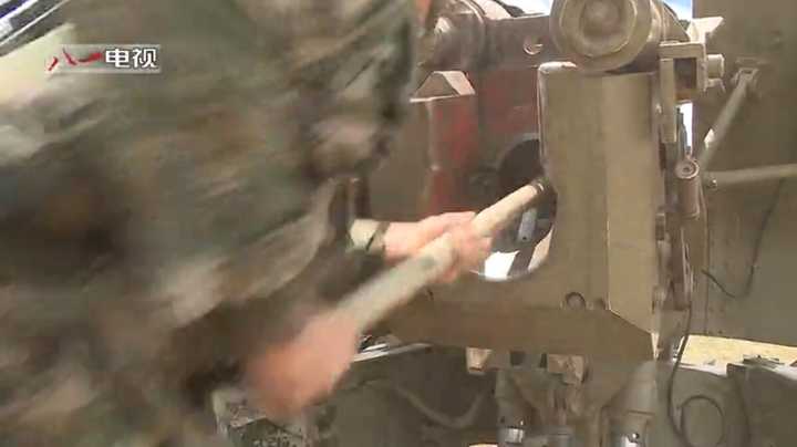 请问弹药分装的火炮是如何击发?