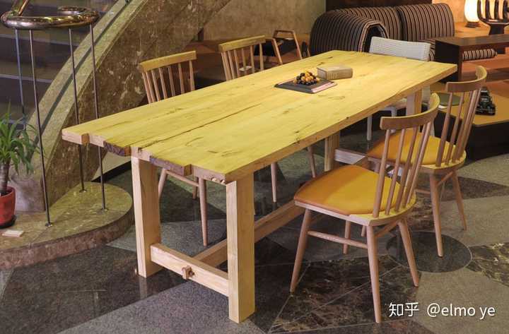 还有这种用老木材做的桌子,这个是老榆木材做的桌子