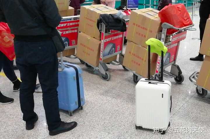 机场排队托运