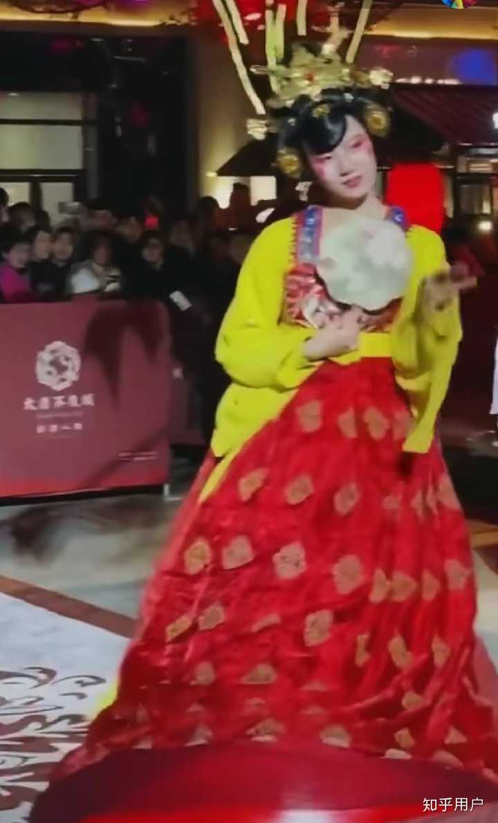 如何看待西安大唐不夜城不倒翁小姐姐?